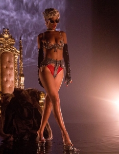 Rihanna в Pour it Up (Behind-the-scene) - 3