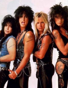 Motley Crue - Girls, Girls, GirlsНяма човек, който да не знае, че Motley Crue, глем рок и стриптийз барове са абсолютни синоними. Донякъде е спорно дали членовете на бандата са изкарали повече време заедно на сцената или в нощните клубове.
