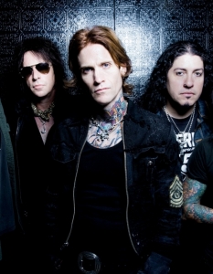 Buckcherry - Crazy BitchBuckcherry са от новата школа хард рок банди, но предполагаме, че не е само тяхна мечта да бъдат затворени в ареста от най-секси полицайката на света, която на всичкото отгоре кълчи неуморно снага като откачена кучка.
