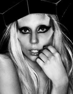 Lady Gaga - Born This WayMother Monster винаги е била екстравагантна и търсеща провокацията. Повечето ѝ клипове трудно се побират в някакви рамки, но танците в изключително оскъдно облекло в Born This Way си е баш стриптийз, макар и в извратен вариант.
