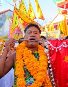 Phuket Vegetarian Festival 2013 (не се препоръчва за чувствителни хора) - 10