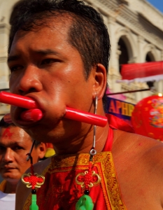 Phuket Vegetarian Festival 2013 (не се препоръчва за чувствителни хора) - 12