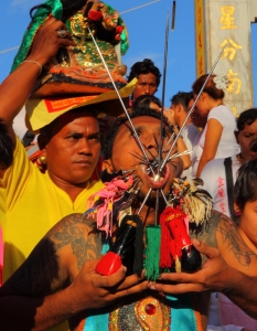 Phuket Vegetarian Festival 2013 (не се препоръчва за чувствителни хора) - 15