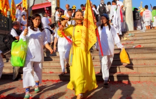 Phuket Vegetarian Festival 2013 (не се препоръчва за чувствителни хора)