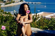 Rihanna е морска сирена от мита за Одисей край басейн в Гърция