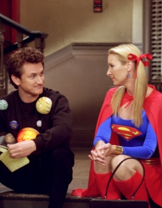 FriendsВъв Friends (Приятели) също не липсват забавни Halloween епизоди. Например онзи, в който Фийби беше маскирана като Supergirl, Рос - като Картофник (нещо средно между картоф и спътник), а Моника - като Жената-котка. 