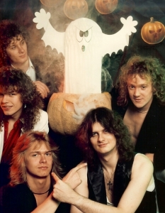 Helloween - HalloweenНикоя класация за песни за Хелоуин не може да бъде пълна без песентa Halloween на германската метъл банда Helloween от техния класически албум Keeper of the Seven Keys, Pt. 1. 
