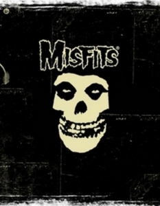 Misfits - Dig Up Her BonesMisfits и Хелоуин са като синоними. Празникът и неговото отбелязване са широко застъпени в творчеството на бандата, а логото на Misfits е станало част от Хелоуин културата.
