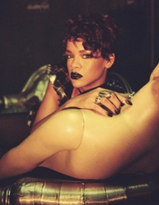 Rihanna - DisturbiaКакто подобава на името си, видеото има за цел да е смущаващо, а самата Rihanna изглежда едновременно прелестна и плашеща в стил Marilyn Manson.
