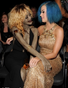 Rihanna и Katy Perry, която е заличител на зомбита под прикритие