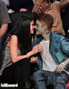 Justin Bieber (с неговата бивша приятелка и една от малкото оцелели в апокалипсиса Selena Gomez)
