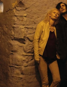 Only Lovers Left AliveЕксцентричната вампирска история Only Lovers Left Alive (Само любовниците остават живи) е дело на режисьора Джим Джармъш (Jim Jarmusch), а главните роли са поверени на Тилда Суинтън (Tilda Swinton) и Том Хидълстън (Tom Hiddleston). 