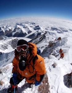 Най-високите върхове на планетатаАко мечтата ви е да сте дързък алпинист, но посещенията на някои от най-внушителните планини по земното кълбо не са ви по джоба, не е нужно да се отказвате. Street View предлага една от най-големите и впечатляващи колекции, включващи невероятни гледки, които ще ви отведат близо до стратосферата и ще ви покажат изумителни 360 градусови панорами от Еверест, Елбрус, Ухуру и още куп от най-високите планински върхове. Благодарение на тази уникална услуга ще се озовете буквално на покрива на света. Преживяването не е за изпускане!