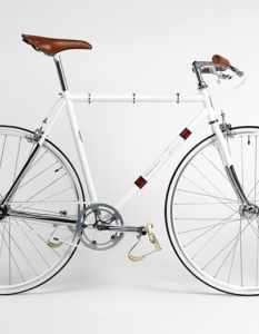 Bianchi на Gucci Bicycles, наличен в бутиците Montaigne Gucci. Цена: за модела в бяло - 3800 EUR, за модела от черен карбон - 8500 EUR.