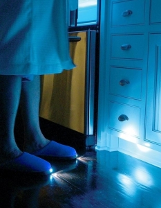 Пантофи с вградени фенерчета, за да осветявате пътя си към хладилника при среднощните похапвания.