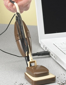 USB мини прахосмукачка, с която за секунди ще унищожавате всички трохи на бюрото ви офиса.
