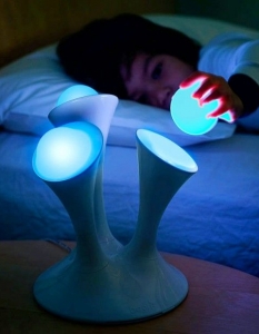 Нощна лампа с портативни светещи топки, за да не се пребивате повече в тъмното на път за кухнята или тоалетната...