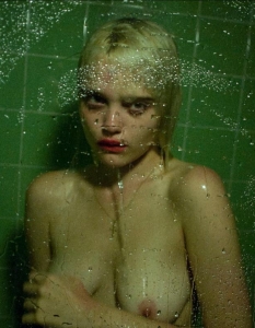 44. Sky Ferreira - Night Time, My TimeИнтригуващ дебют, провокиращ още със своята нецензурирана обложка. Скай Ферейра е далеч от етикета "поп звезда", но нейната амалгама от поп, ню уейв и визия ала Деби Хари (Blondie) няма дълго да остане незабелязана от широката аудитория.
