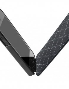 HUGO BOSS Reflex
Така наречените "flip case" калъфи едновременно са удобни и предоставят добра защита за скъпоценния ви iPhone (Your preccccccioussss!), но масово са изработени от евтини и ненадеждни материали. Не и Reflex на Hugo Boss. Предлагащ неустоима комбинация от висококачествена естествена кожа мека вътрешна подплата, този калъф е идеален подарък за хора, които ценят уникалните и маркови неща. 
Цена: 99 лв. 
Още за продукта