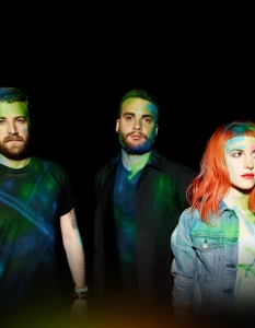 7. Paramore - ParamoreМного често напускането на основни членове и композитори на групите влияе зле на качеството на последвалите албуми. Не и при Paramore, които бързо превъзмогнаха братята Фаро и най-накрая създадоха албум, който не само има претенциите да бъде обявен за "вечен", но и си ги заслужава. А Хейли... тя е във вихъра си.
