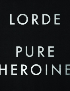 4. Lorde - Pure HeroineКакто стана ясно от предходните две части на класацията, през 2013 година бяха издадени няколко страхотни дебюта, но само един от тях успя да пробие в топ 10 на Avtora.com. Изборът ни се спира на феноменалния Pure Heroine на новозеландската принцеса Lorde, която е прелестно обсебваща с нейния арт поп минимализъм в парчета като Tennis Court, Team и, разбира се, чутовния хит Royals.

