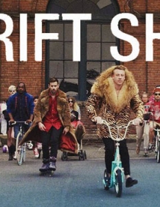 8. Macklemore & Ryan Lewis feat. Wanz - Thrift ShopХип-хоп дуото издаде своя албум Heist през 2012 година, когато пусна и този сингъл, който остана в ефира и през 2013 година.
