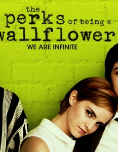 The Perks of Being a Wallflower (Предимствата да бъдеш аутсайдер)
Още едно много силно заглавие, в което не липсва и доза романтика. The Perks of Being a Wallflower (Предимствата да бъдеш аутсайдер) е екранизация по едноименния роман на Стивън Чбоски (Stephen Chbosky), който е и режисьор на лентата. Главните роли са поверени на Логан Лърман (Logan Lerman) и Ема Уотсън (Emma Watson). 