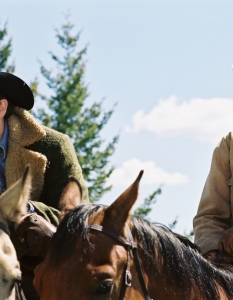 Brokeback Mountain (Планината Броукбек)Отличеният с три "Оскар"-а филм на Анг Лий (Ang Lee) е с участието на Хийт Леджър (Heath Ledger) и Джейк Джиленхол (Jake Gyllenhaal). Въпреки че отново става дума за любовна история, тя съвсем не е традиционна, нито пък завършва щастливо. 