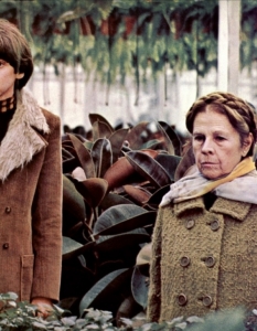 Harold and Maude (Харолд и Мод)Истинска филмова класика, Harold and Maudе, определено не е сред клишираните романтичните истории. Не само заради брилянтния черен хумор, но и заради дълбокия екзистенциален смисъл на крайно нетрадиционната история, в която един своенравен младеж се влюбва в много по-възрастна от него жена. Лентата е създадена през 1971 година, а в главните роли са Рут Гордън (Ruth Gordon) и Бъд Корт (Bud Cort).