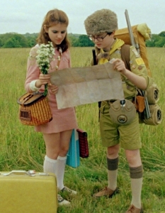 Moonrise Kingdom (Царство на пълнолунието)
Moonrise Kingdom на Уес Андерсън (Wes Anderson) е не само един от най-добрите филми, които сме гледали през последните няколко години, но и чудесен начин да се отдадете на романтика без да затъвате в блудкави сюжети.