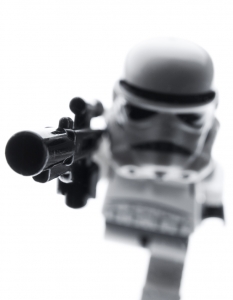 А LEGO Stormtrooper strikes a pose
"Експеримент с 18-35 мм китов обектив и удължаваща тръба. Това е най-близкото, до което успях да се добера, върхът на бластера всъщност докосва обектива."
Vesa Lehtimaki, ноември 2009