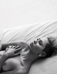 Miley Cyrus@mileycyrus в Instagram и TwitterПредставяне: Tongue wagger.