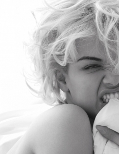 Rita Ora@ritaora в Instagram и TwitterПредставяне: Pop provocateur & fashion freak. Starring in  Fifty Shades of Grey. This is #HowWeDo