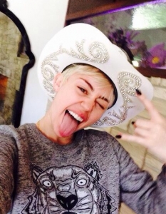 Секс и скандал с Майли Сайръс на сцената на Bangerz Tour 2014 - 26