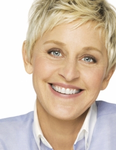 Елън Дедженеръс
Елън е най-популярна с предаването си The Ellen DeGeners Show, както и с участието си в ситкома ELLEN между 1994 и 1998 г. 
Тя е първата жена комик, която гостува в шоуто на прословутия Джони Карсън, а два пъти е водеща и на наградите "Оскар".