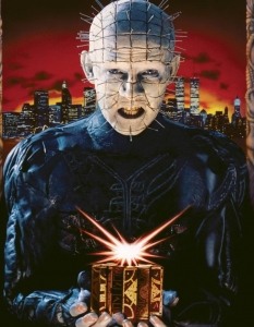 Пинхед от Hellraiser
Демон с пирони по цялата глава, който властва над болката и вечния ад. Не звучи много добре, но така и трябва.
Извратеното съзнание на писателя Клайв Баркър ражда този образ преди 30 години и до момента ценобитите на Пинхед са причинили невъобразимо много болка в света на киното.