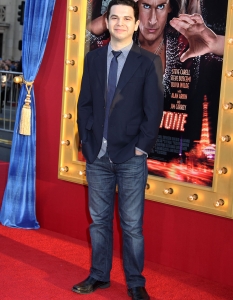 Samm Levine (Not Another Teen Movie) се е явявал на прослушване за ролята на Барни.