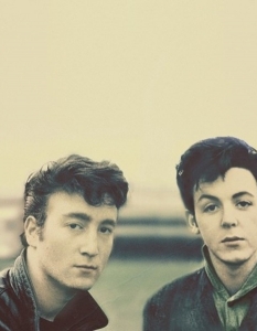 Име: Джон Ленън (John Lennon) и Пол Маккартни (Paul McCartney)Любопитен факт от миналото: Двамата се запознават през 1957 година и остават в историята като един от най-успешните музикални тандеми. 