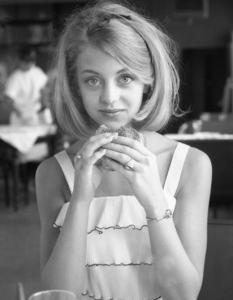Име: Голди Хоун (Goldie Hawn)Любопитен факт от миналото: Като дете Голди Хоун ходи на балет и дори участва в постановка на "Лешникотрошачката" през далечната 1955 година. 