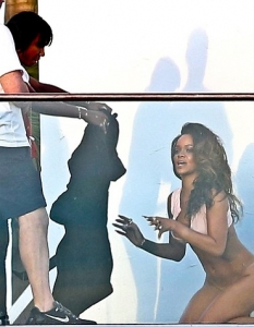 Rihanna позира чисто гола за френско списание - 11