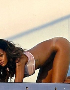 Rihanna позира чисто гола за френско списание - 1