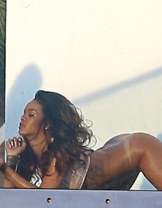 Rihanna позира чисто гола за френско списание - 4