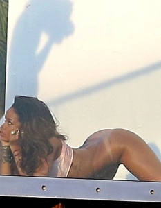 Rihanna позира чисто гола за френско списание - 5