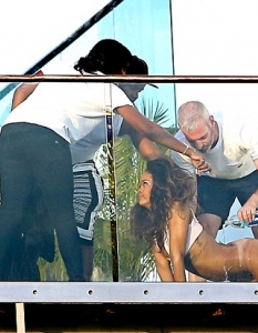 Rihanna позира чисто гола за френско списание - 6