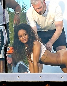 Rihanna позира чисто гола за френско списание - 7