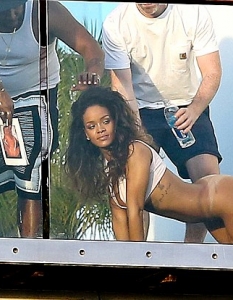 Rihanna позира чисто гола за френско списание - 8