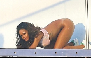 Rihanna позира чисто гола за френско списание