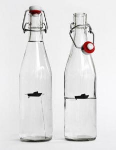 Дизайн: Designers Anonymous
Има много причини да изберете стъклена бутилка за вода, особено когато вътре плува лодка.