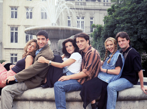 През 1994  г., когато стартира Friends, Кортни Кокс вече има няколко доста успешни  телевизионни и кино участия зад гърба си, но въпреки това именно ролята  на Моника е най-известното й превъплъщение. 