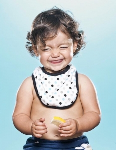 10 фотографии на сладки бебета, които опитват лимон за първи път - 1